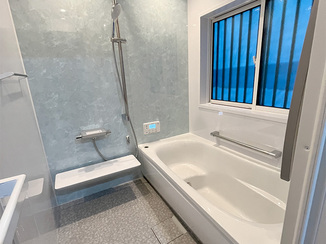 バスルームリフォーム 窓からの冷気を抑えたあたたかバスルーム＆自動開閉が便利なトイレ