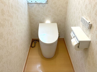 トイレリフォーム タンクレスで広々スッキリ！落ち着きのある上品な雰囲気のレストルーム